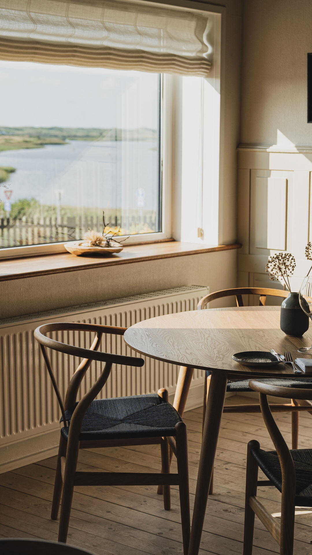 Restaurantbord ved vindue med udsigt