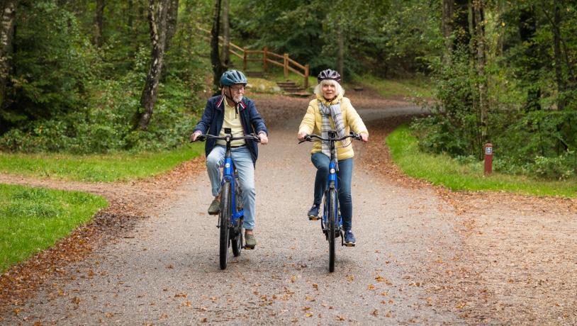 Cykelnetværk - KNUD - 2024 - Vesterhavet på cykel - Par i skoven
