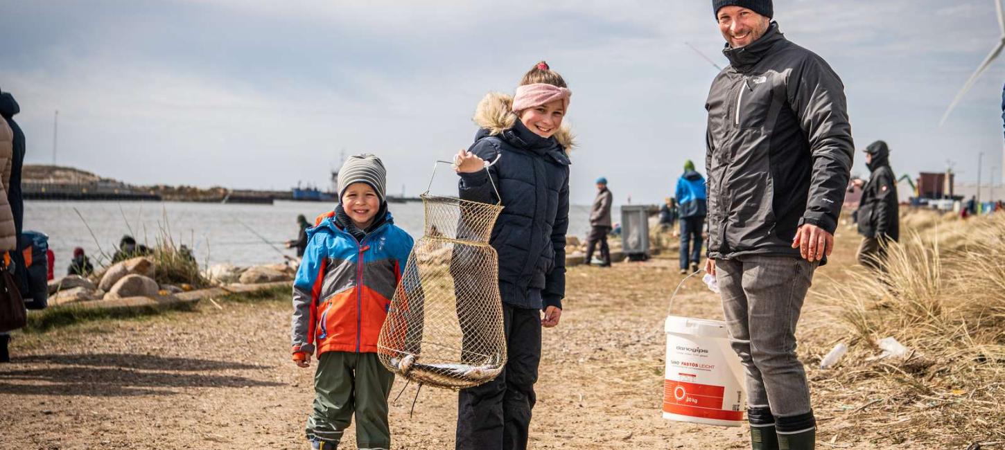 en familie som er på fisketur i Hvide Sande