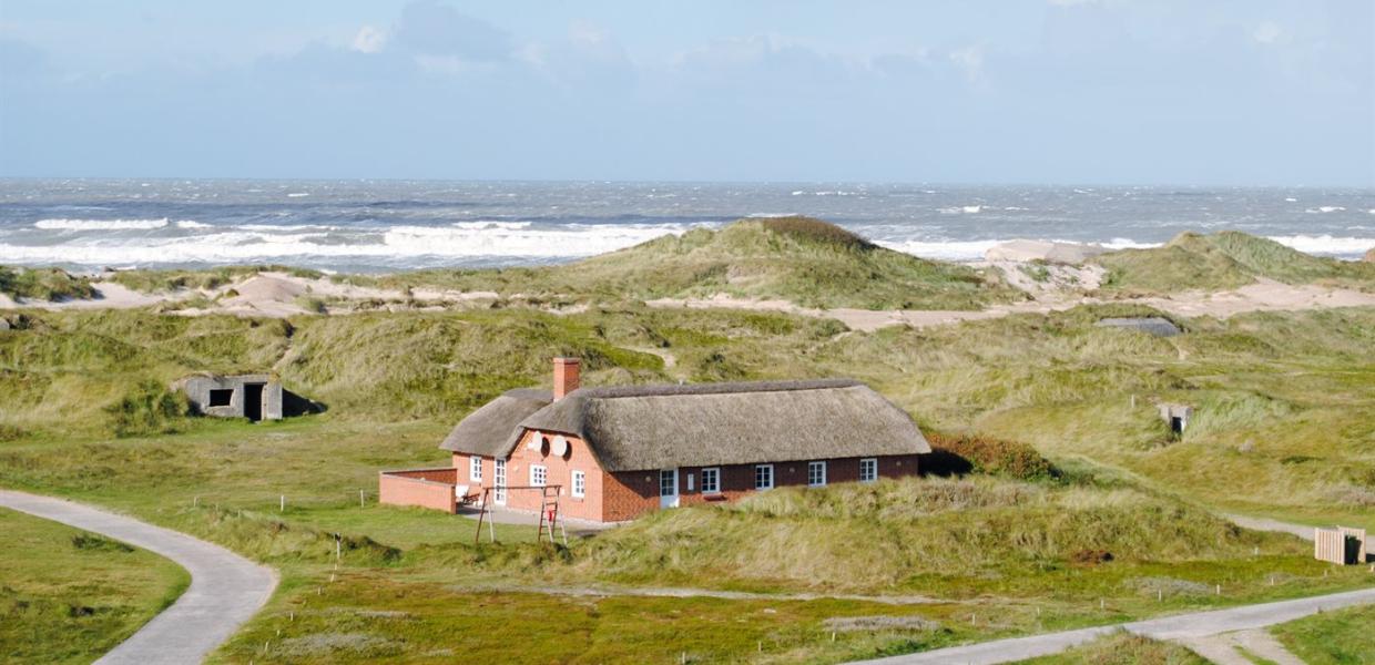 Luftfoto af feriehus i Houvig ved Vesterhavet