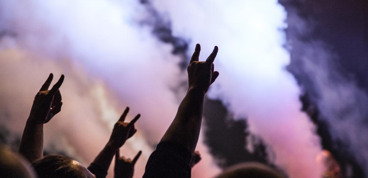 Hænder i luften til rock koncert