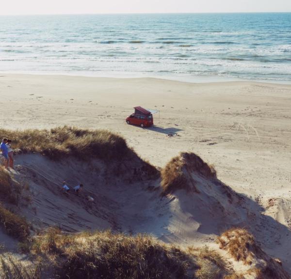 Vanlife på stranden ved Vesterhavet