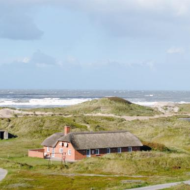 Luftfoto af feriehus i Houvig ved Vesterhavet