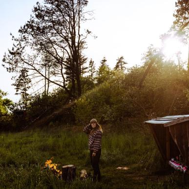 Kvinde ved shelter i solnedgang