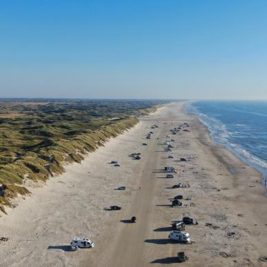 Biler som er parkeret på Vejers Strand