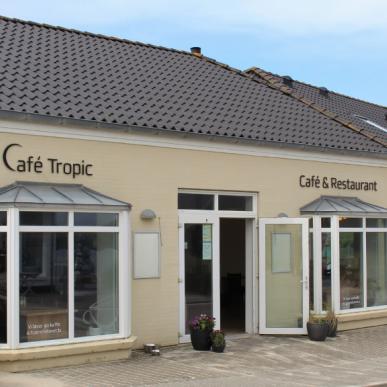 Facaden til Café Tropic i Vejers