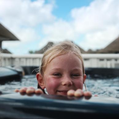 Børn der plasker i jacuzzi