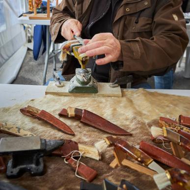 Ravsliber arbejder med rav til Ravfestival-Vejers