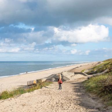 Kvinde på stien ned til Søndervig strand