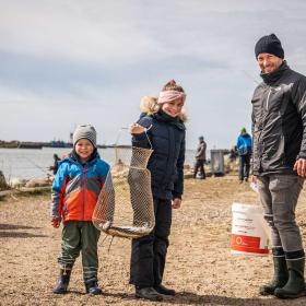 en familie som er på fisketur i Hvide Sande