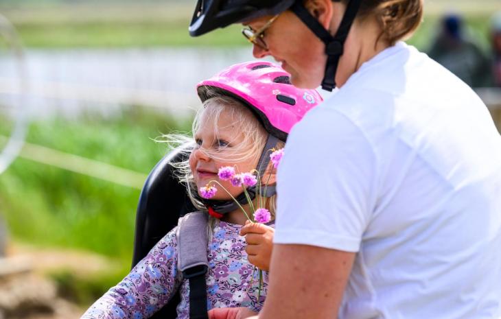 Børnefamilie, natur og cykel